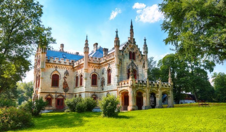 Satul unic în România. Are trei MONUMENTE istorice vizitate de mii de turişti