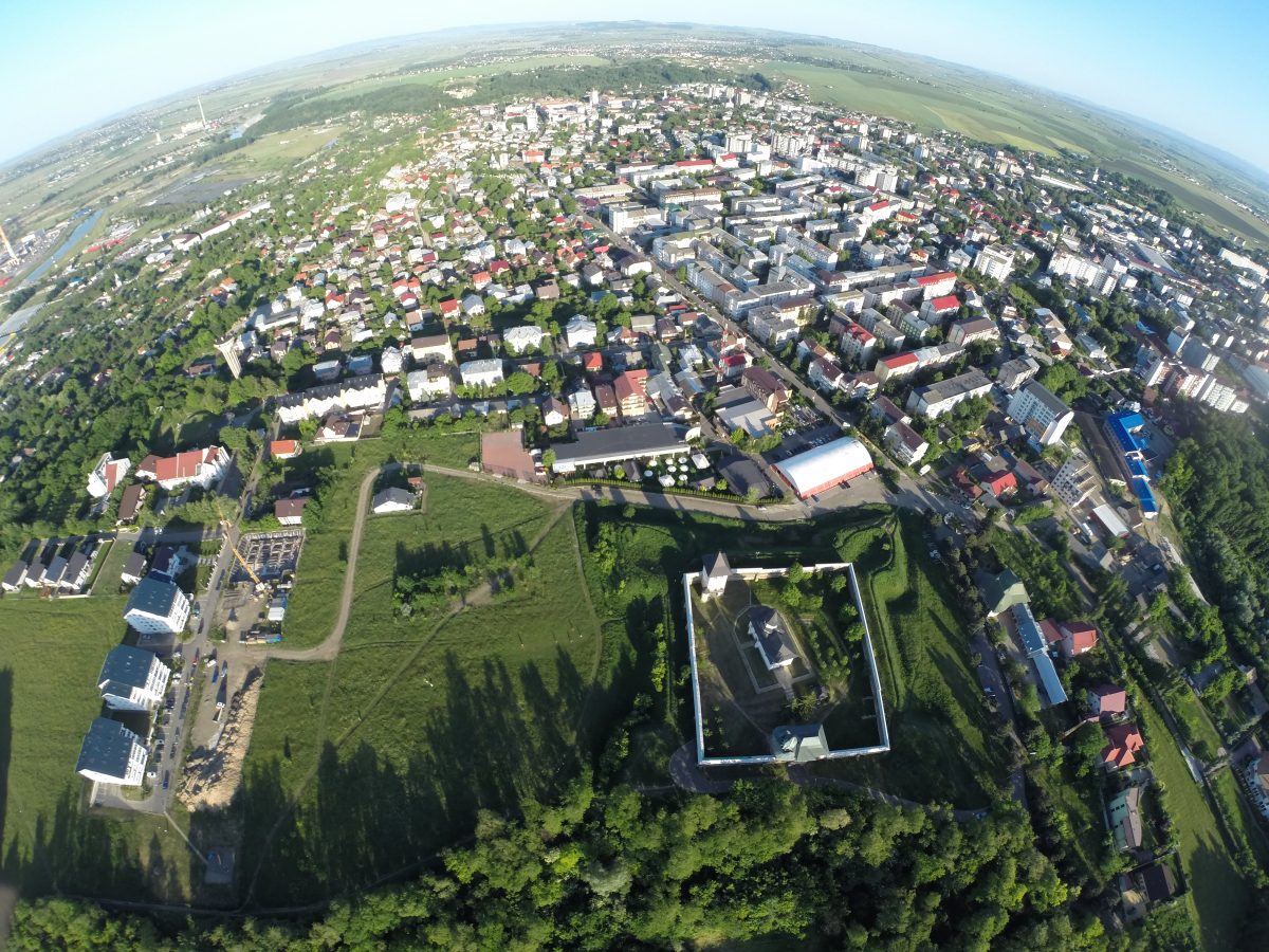 Imagine aeriană a Mănăstirii Zamca cu panorama oraşului Suceava e1517832705720