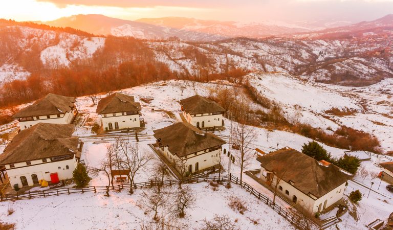 Satul Prunilor, locul construit de la zero pentru turiști Satul Prunilor, locul construit de la zero pentru turiști