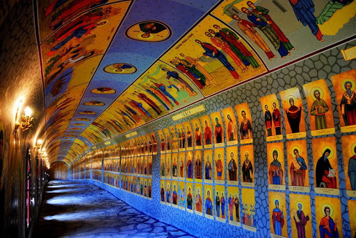 Tunelul celor 365 de sfinţi din Straja