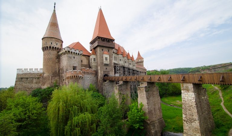 Castelul Huniazilor – poveste și legendă