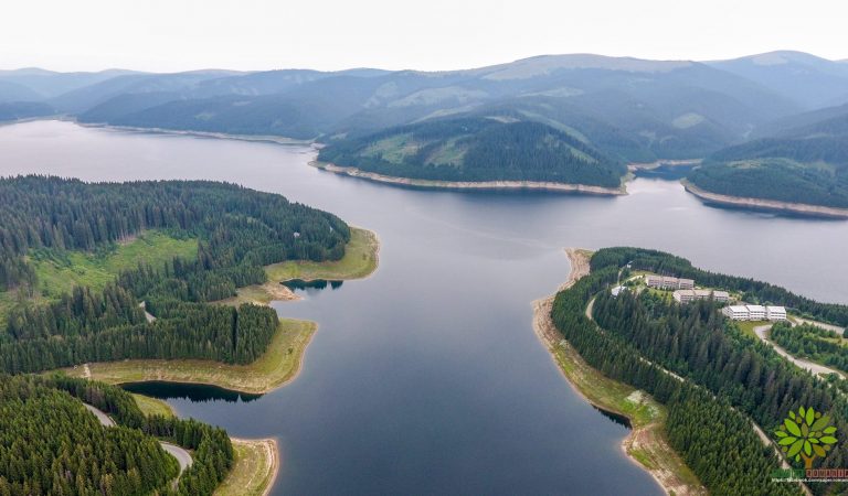 Lacul Vidra, locul de basm într-un loc uitat de lume Lacul Vidra, locul de basm într-un loc uitat de lume