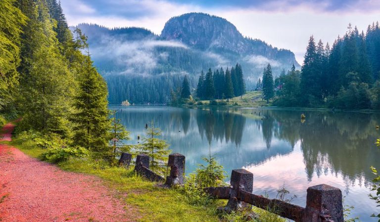 Lacul Roșu- legenda apei roșii de la poalele Muntelui  Hășmașul Mare